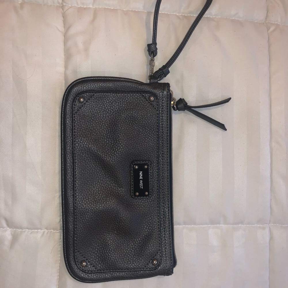 nine west wristlet